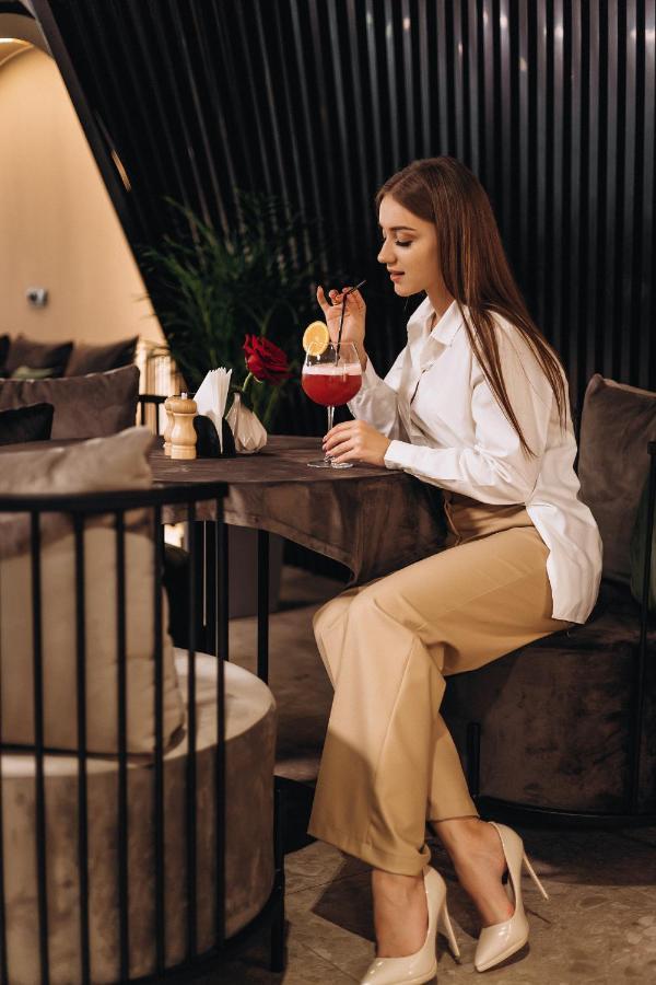 Garden Plaza Hotel Neresnytsya Bagian luar foto